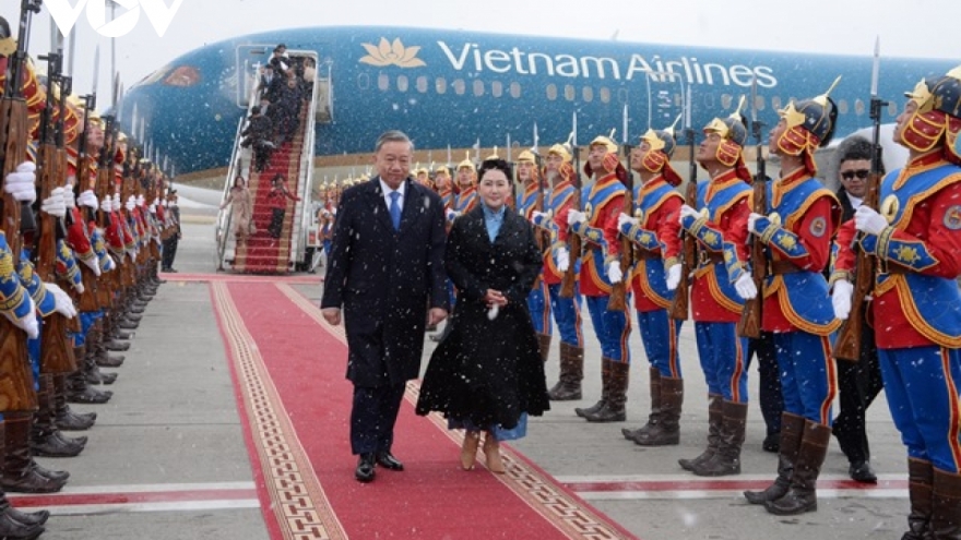 Top Vietnamese leader begins state visit to Mongolia